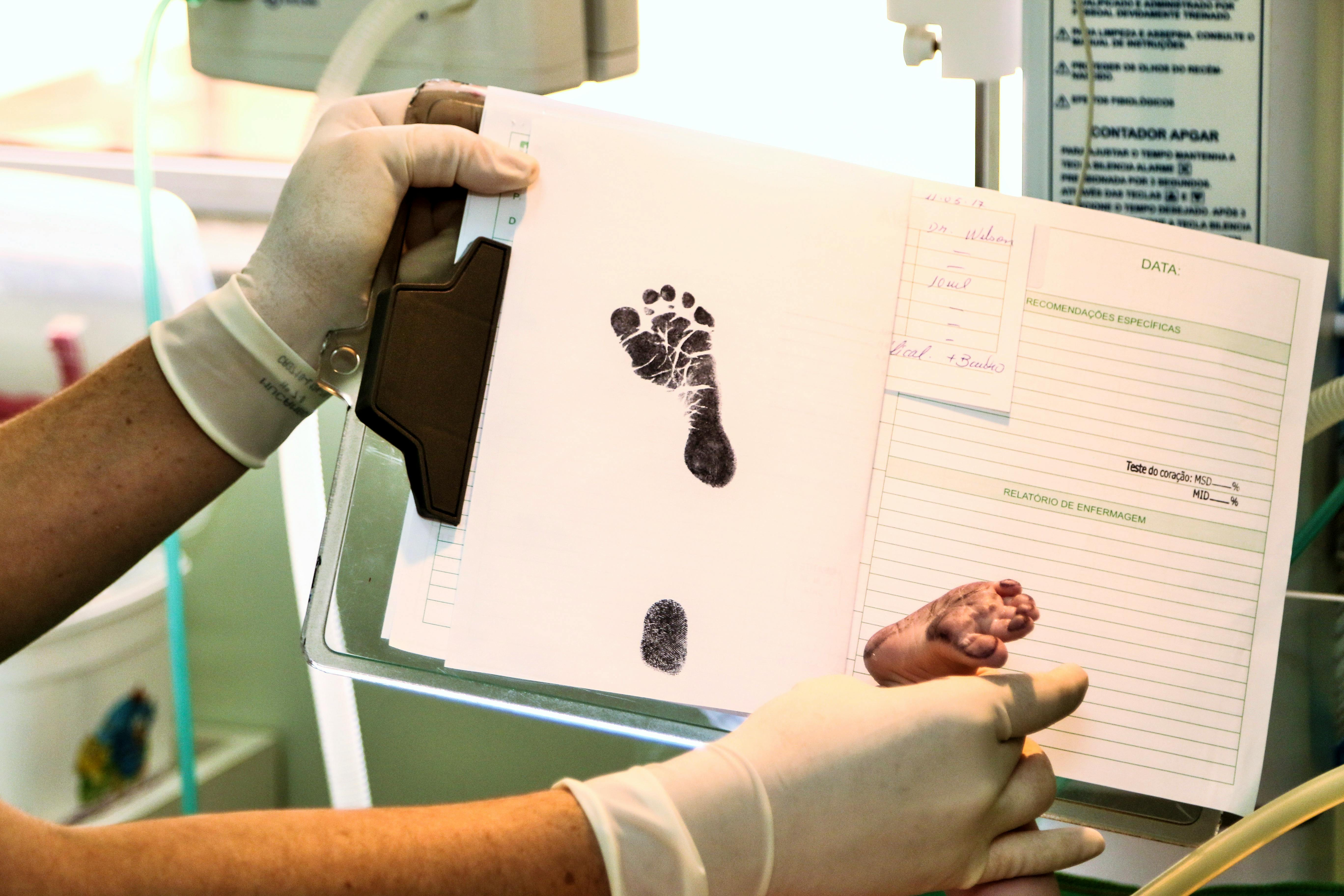 Compare especializações: UTI pediátrica e neonatologia ou urgências/emergências pediátricas. Descubra qual combina mais com sua carreira na enfermagem.